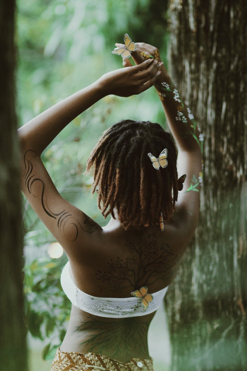 Jerryy2794's tweet photo. ☀️🍀 🍃🦋🪴

Tankou flè ki louvri nan silans, li fleri san fè Bri.

#Jerr27photography #Rebelt7 #Lens85mm https://t.co/jOZz09yr9q