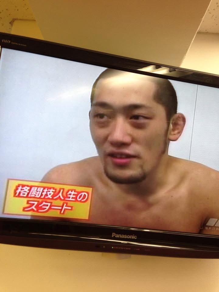 今日は勝った自分の選手よりも、負けて泣いてた相手選手の姿が強く残った。

若い頃は、勝敗だけを見て「残酷で美しい世界だ」と、どこか吐き捨てるように言えたけれど、選手の裏側に立つほど、自分の選手の勝ちも負けも、相手選手の勝ちも負けも、同じ重さで胸に来る。