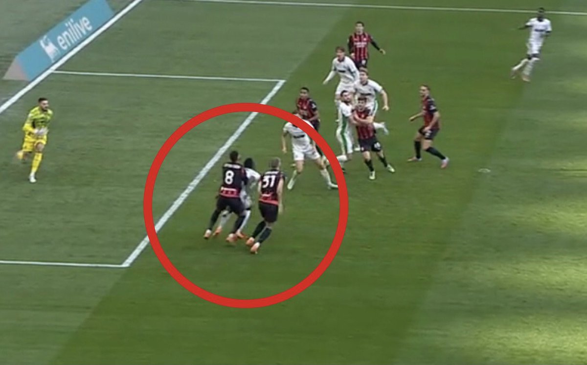 pisto_gol's tweet photo. In #MilSas molte decisioni contestate del direttore di gara #Crezzini e del VAR #Prontera. Al 58’ annullato un gol di #Pulisic per una spinta con le due mani sulla schiena di LoftusCheeck a Cande : la spinta c’è ma non sembra di grande intensità e se può essere sufficiente per far perdere il tempo del salto la domanda è come mai in decine di altri casi NON è stata sanzionata. Poco dopo grave errore di #Crezzini e del Var Prontera che NON hanno rilevato da rigore l’intervento di #Pavlovic su #Cheddira in piena area