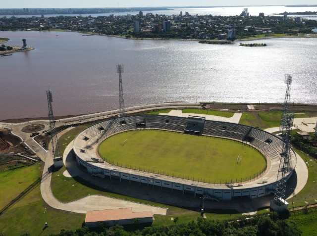 Si con la plata de Yacyreta le durmieron a los Encarnacenos, no me quiero imaginar lo que puede pasar con el estadio de Olimpia. Este gordo es capaz de recibir un Biggie y firmar. Nos van a dormir y no digan que no les adverti.