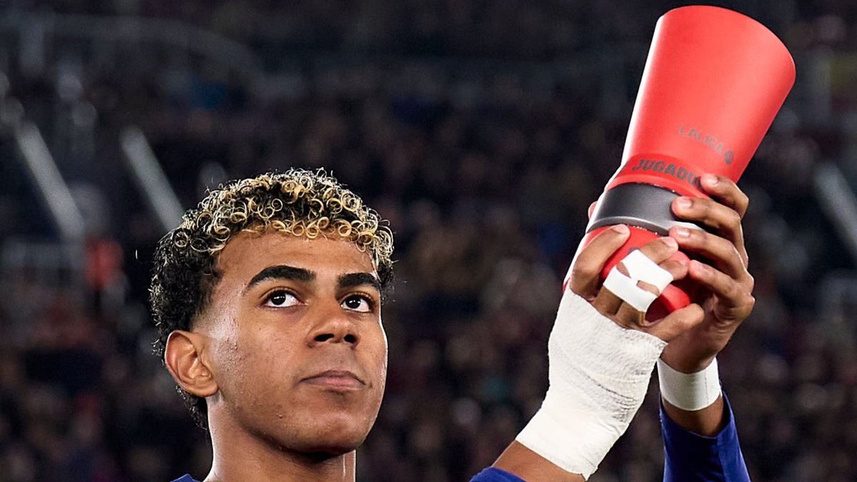 📸 | Pictures of Lamine Yamal with his La Liga Player of the Month award from yesterday’s match against Osasuna. 🏆🤩