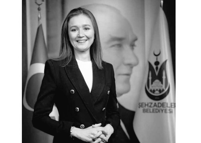 Gülşah Durbay,kanser tedavisi gördüğü hastanede hayatını kaybetmiş,çok üzüldüm, hem genç yaşta bir insanın kaybına,hem de yakın zamanda,Özgür Özel ve CHP'yi yıpratmak için,Kılıçdaroğlu ekibi tarafından ona atılan aşağılık iftiraya,siyaset bu kadar aşağılık olmamalı
Işıklarda uyu