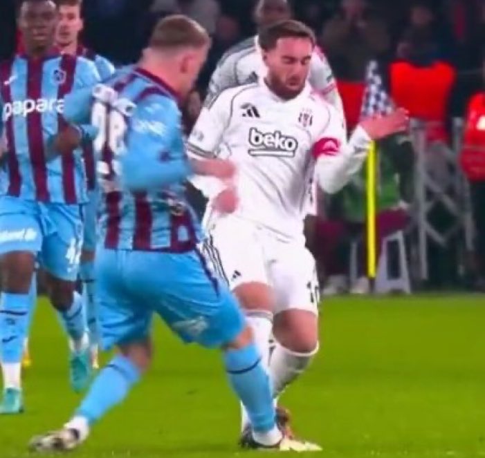 YAZIYOR YAZIYOR YAZIYOR

BU POZİSYONA KIRMIZI KART VERİLMEDİĞİ YAZIYOR!

Allah belanızı versin.  <a href="/TFF_Org/">TFF</a>