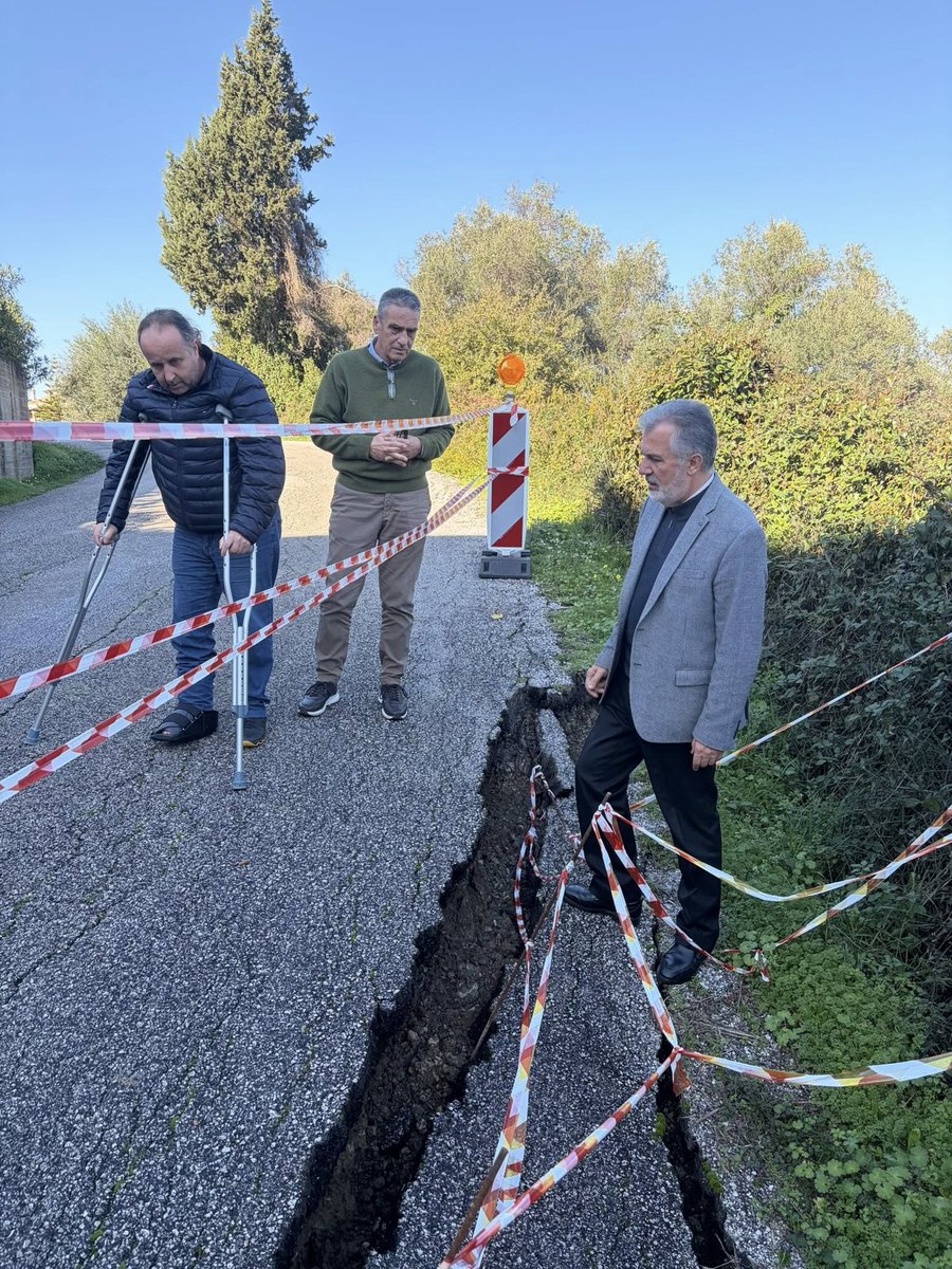 πηγε ο ενας...
πηγε και ο κουτσος, τραυματιας οταν ηταν σε καποια αλλη επιθεωρηση
και εβγαλαν φωτογραφια για να δειξουν το μεγεθος του προβληματος!!!
#εξαρχης #πουλημενος #κερκυρα #παραιτησου #φυγε πως το λενε...εχεις διαλυσει το νησι.