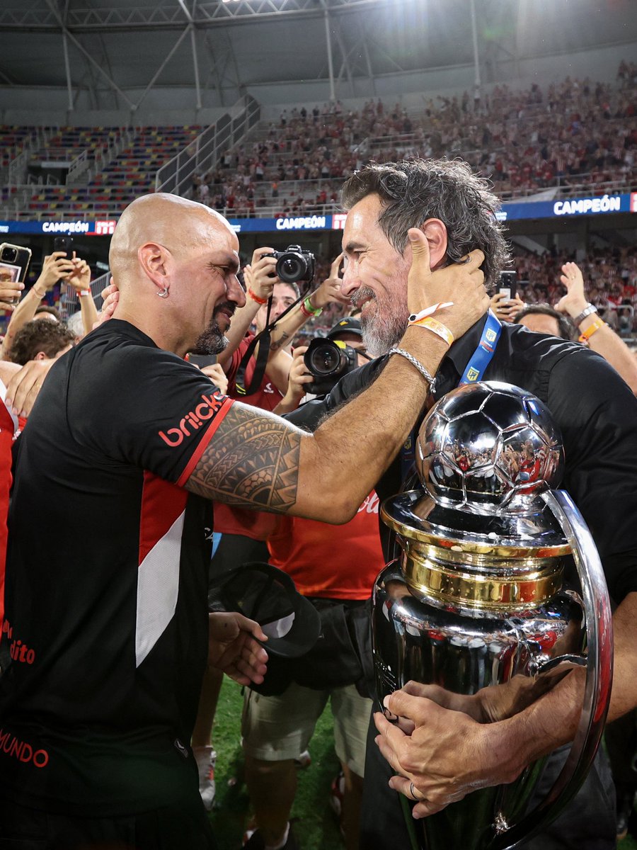 Abrazo de campeones, sentimiento de gloria 🤩🏆