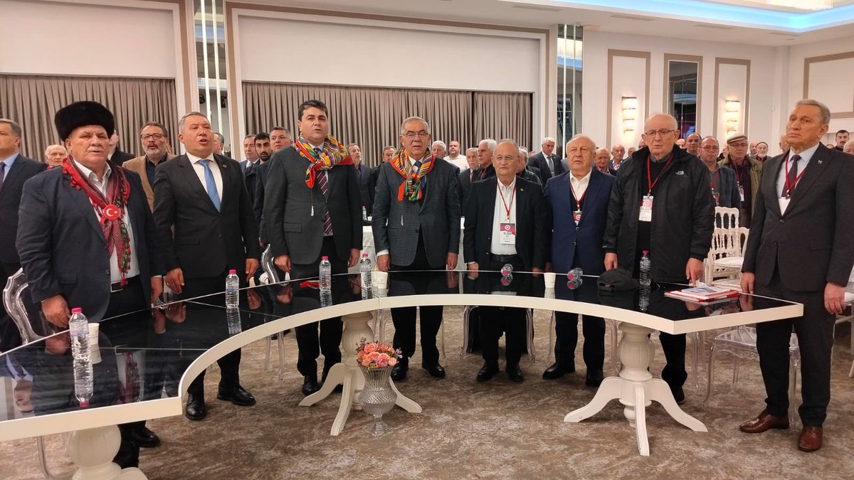 Baba ocağımız Afyonkarahisar’da  il kongremizi gerçekleştirdik.

Başta İl Başkanımız Hikmet Bülbül ve ilçe başkanlarımızın şahsında alınteri döken tüm mücadele arkadaşlarımıza teşekkür ediyor, hayırlı olması dileğimi paylaşıyorum.

Ayrıca kongremize katılan tüm misafirlerimize,