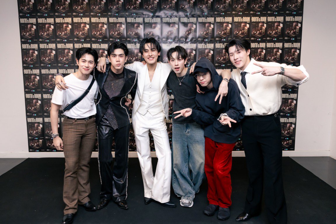wedtwentyfour's tweet photo. เห็นแล้วฮานิดหน่อย กุนบอกที่จิงพ้อกสีไม่ต้องแต่งหน้า แต่โดนจับแต่งหมดทุกคนเพราะจะได้เนียนไปกับกุน วิคเตอร์ไปสอบในขับขี่มายังโดน โดนยันน้องชาย 5555555555555555 https://t.co/AttdhEVjgw