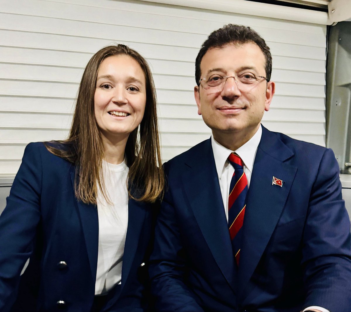 Partimizin gençlik kollarında yetişip, Manisa’nın önemli ilçelerinden Şehzadeler Belediye Başkanı seçilen kıymetli yol arkadaşım, kardeşim Gülşah Durbay’ın vefatını derin bir üzüntüyle öğrendim. 

Türkiye çok genç bir kadın siyasetçisini kaybetti. Allah rahmet eylesin. Başımız