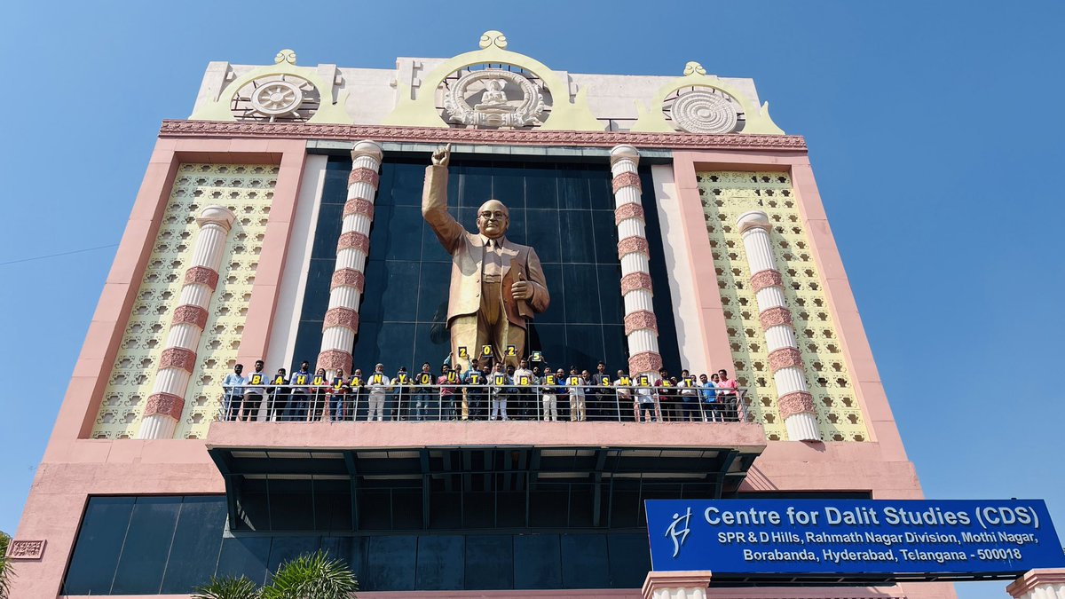 Sumitchauhaan's tweet photo. 6th बहुजन यूट्यूबर्स मीट 2025 का दूसरा दिन भी शानदार रहा। हैदराबाद में आयोजित कार्यक्रम में अलग अलग राज्यों से प्रतिभागी शामिल हुए और आंबेडकरवादी पत्रकारिता को मज़बूत करने का संकल्प लिया। जय भीम https://t.co/auGDf4r0xf