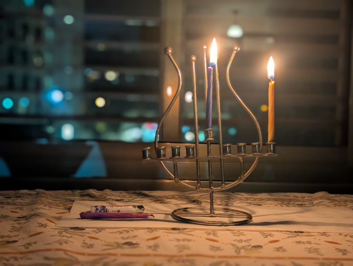 אמש הייתי נר דולק למחצה. כל רוח
חישר מעליי סערה.
ביקשתי למעוד. להצית לפחות את החדר הזה
(אם לא את העולם).
התהום שביקשתי ליפול בה צחקה לי: למעוד,
הלא את בוערת מרוב שיווי משקל.
יום המחר בא אליי בנשיפה ברוכה

(הילה להב, מתוך 'יחידה'. על האפשרות ללכת, לתת אמון במה שאינו פי-תהום)