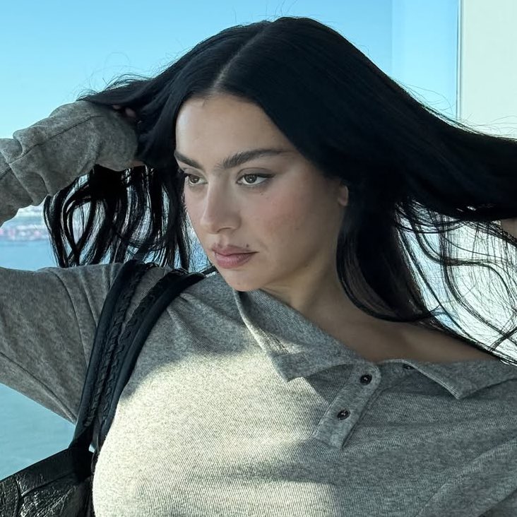 infocharlixcx's tweet image. Charli xcx bought an iphone 17 pro max.