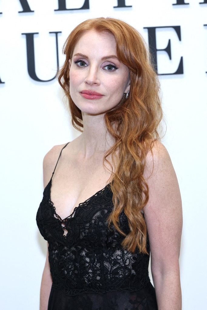 جيسيكا شاستين تتألق بجمال ساطع وألوان أحمر شفاه جذابة في 2025. إليكِ أجمل إطلالاتها 