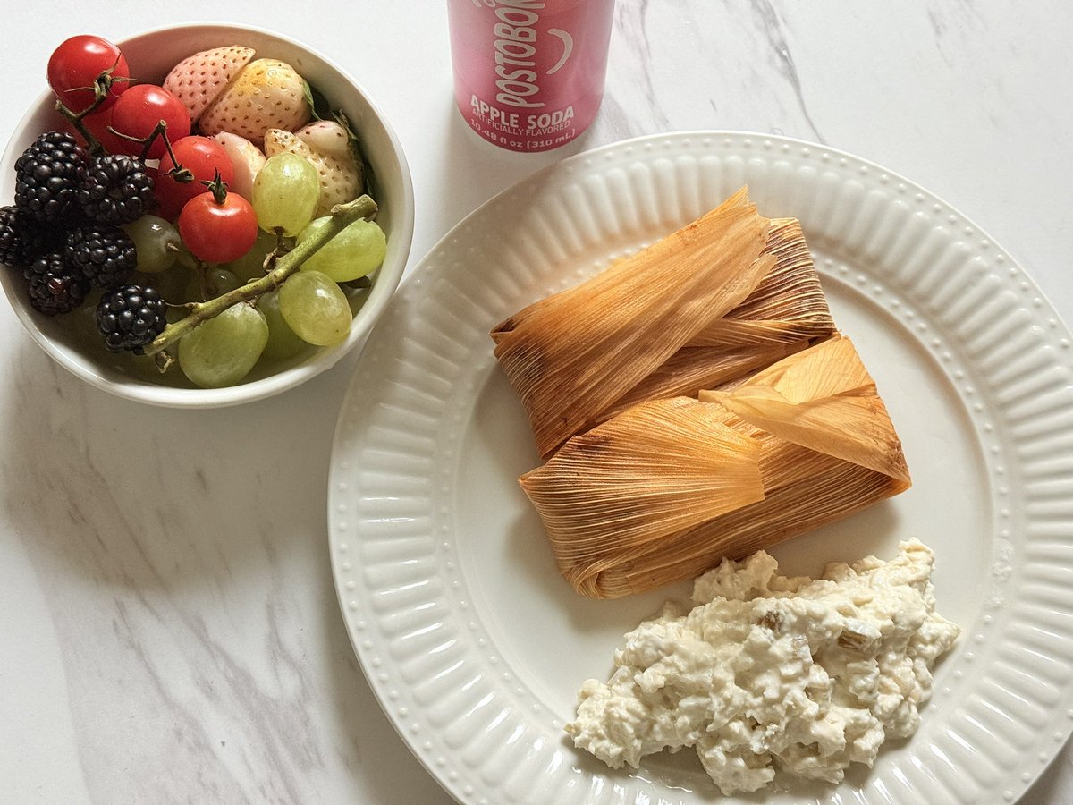 viomatomat's tweet photo. #lunchtwt #tomatotime I’m having tamales again 😭 https://t.co/edmg3C0bSt