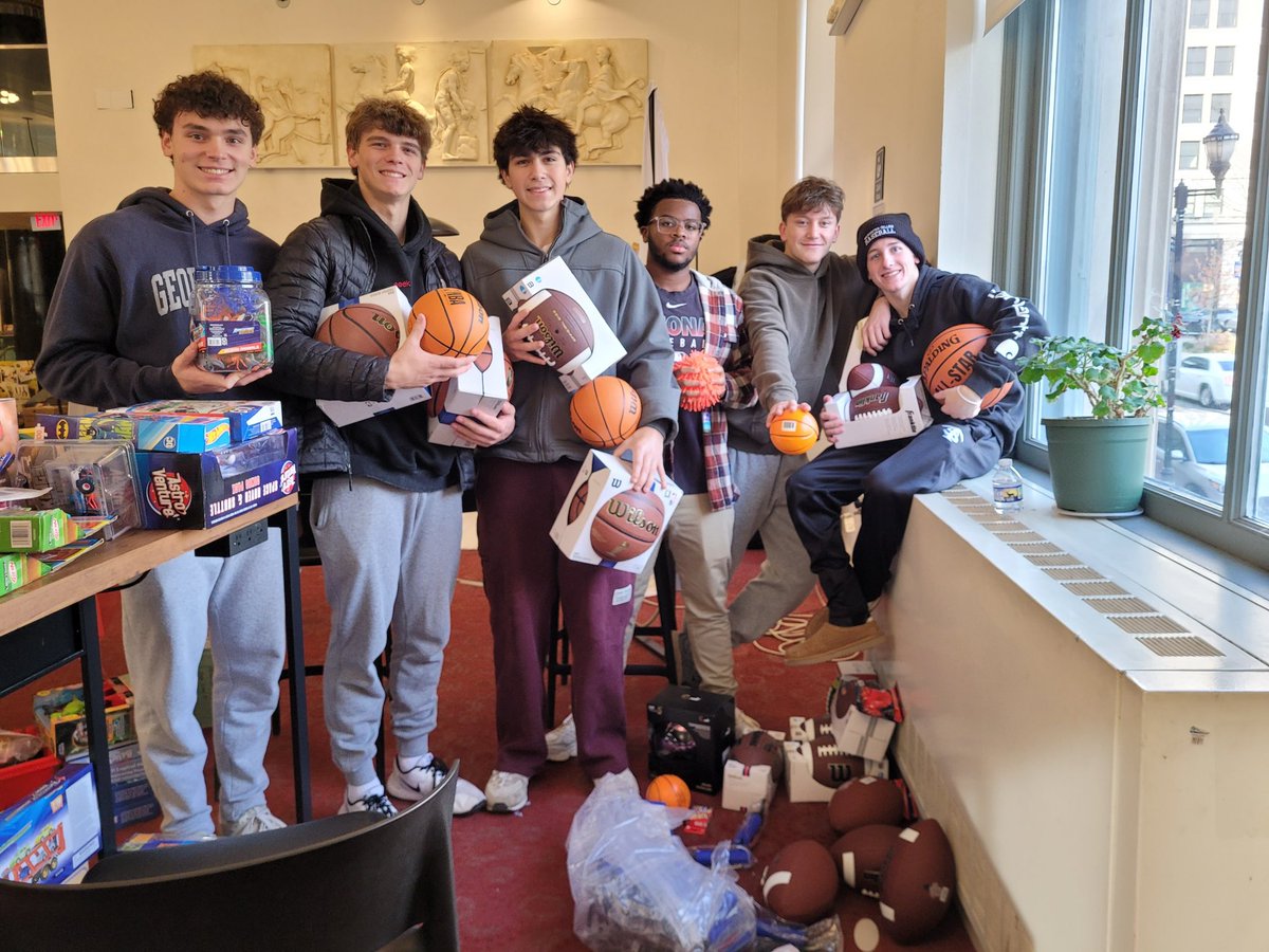 SanfordBase's tweet photo. A big thank you to our players that volunteered at the @UnitedWayDE 5th Annual Toy &amp; Coat Drive! @MattGannon2028 @AlexGannon26 @CadenW133 @ZyrinSmack @ColeRuhland @CorronBrandt @SanfordWarrior https://t.co/hxKZIjKVun