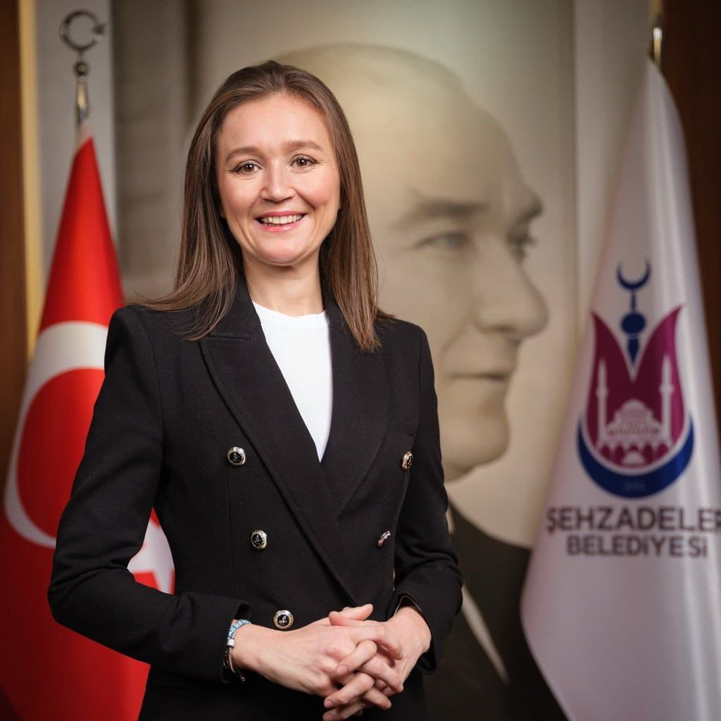 _DidemEngin's tweet photo. Manisa Şehzadeler Belediye Başkanımız Gülşah Durbay’ın vefatı hepimizi çok derinden üzdü. 

Ailesine ve tüm sevenlerine sabırlar diliyorum. Allah rahmet eylesin, mekanı cennet olsun, nurlar içinde uyusun. https://t.co/YlvMEoNxer