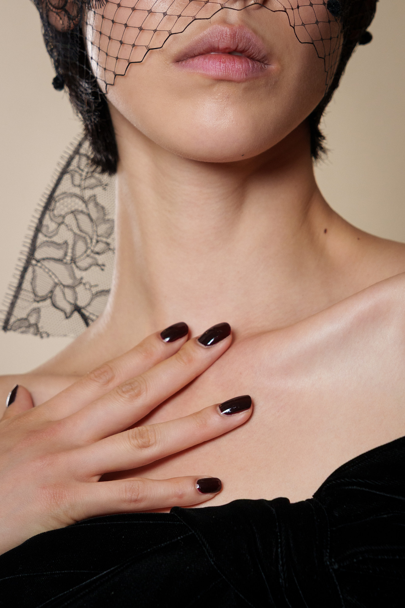 مناكير داكنة تخطف الأنظار في موسم الأعياد خطوات سهلة لإطلالة جريئة وأنيقة تعرفي عليها 