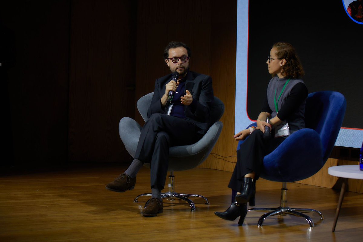 FEDe_Colombia_'s tweet photo. Agradecemos el reconocimiento otorgado a @FEDe_Colombia_ por parte de @PRISA, @CaracolRadio y @elpais_america con el Premio #100NuevosLíderesDeColombia, que destaca el liderazgo desde la sociedad civil para fortalecer instituciones, promover la participación ciudadana y defender la democracia y el Estado de Derecho.

Compartimos este reconocimiento junto a organizaciones como la @MOECOL, la @DefensoriaCol y @TodosPorMed, con quienes compartimos el compromiso con el cuidado de la democracia.

Seguiremos trabajando para que la democracia se ejerza con instituciones fuertes, reglas claras y ciudadanía activa. Conoce nuestro trabajo aquí 👉 https://t.co/7kbm4cyDwg