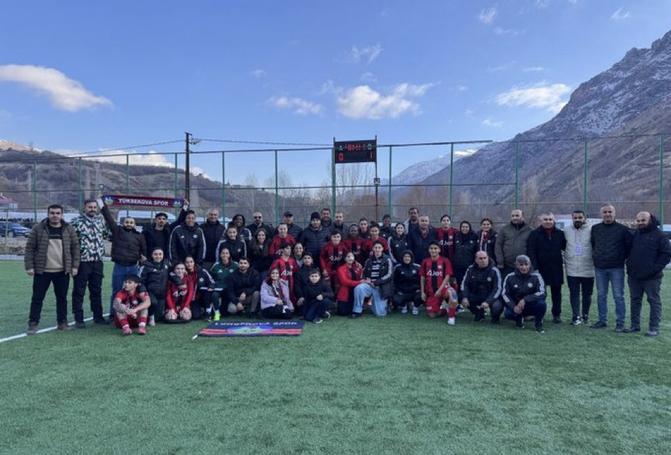 Sahada azimle mücadele eden, yürekleriyle oynayan ve alın terleriyle başarıya ulaşan , Beşiktaş’ı   1–0  yenen Yüksekova kadın futbol takımımızı ve teknik heyetini gönülden tebrik ediyoruz. İnanç, disiplin ve takım ruhuyla elde edilen bu gurur verici başarı, sadece bir galibiyet