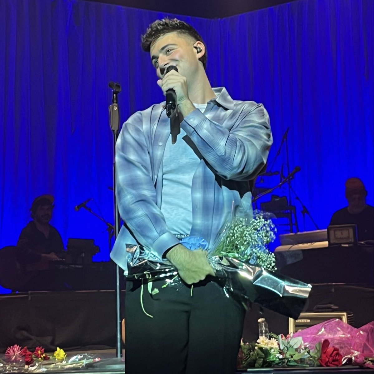 lauuuuxtw's tweet photo. siempre será juanjo y las flores https://t.co/VLxMCcM8UO
