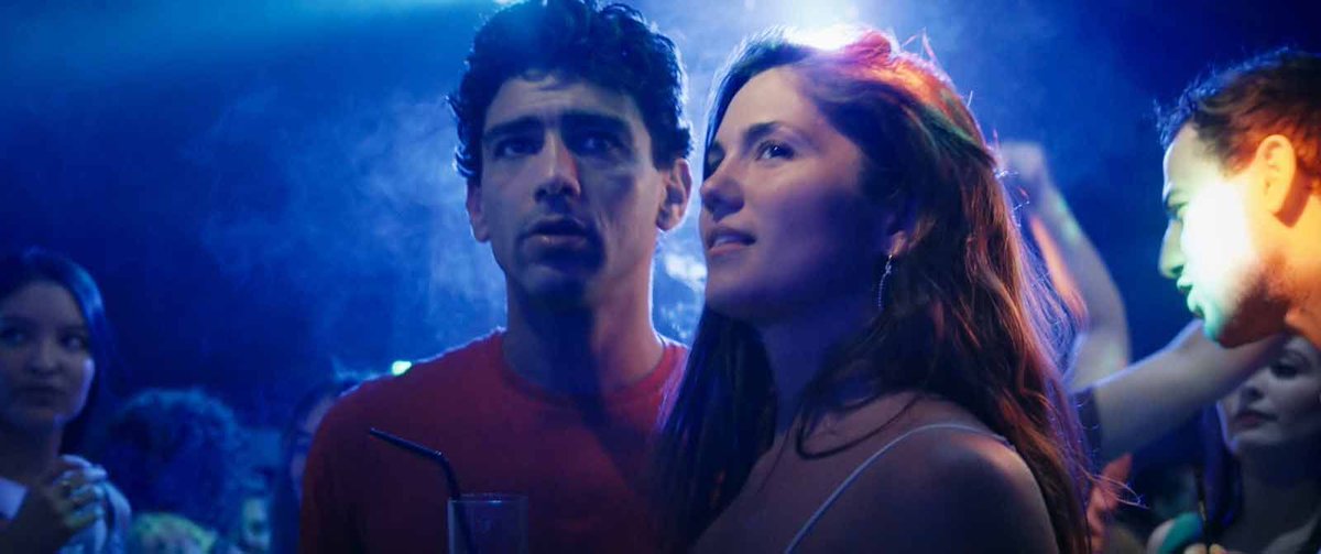 regelegorila's tweet photo. Pour me préparer au deuxième film, j'ai revu Mektoub, My Love : Canto Uno.

Je maintiens que c'est un chef-d'œuvre qui nous plonge dans la chaleur estivale de l'été et la tentation du désir. C'est hypnotisant de suivre ces personnages tous en quête d'amour, de contact charnel et de liberté.

Kechiche arrive à filmer un moment universel de la vie qui semble naturel, authentique et à la fois tragique mais attirant, on a envie d'être dans ce monde avec ces personnages. C'est palpable au point de sentir la chaleur des corps, la transpiration et le contact. On est dans le moment présent sans vouloir le quitter. On dirait que c'est à la fois chorégraphié mais improvisé, on est presque dans un documentaire sur la jeunesse qu'autre chose.

L'été semble interminable, éternel avec une confrontation entre la plage et le nord symbolisé par Paris. C'est voyeuriste grâce aux longs plans sur les corps mais sincère car ils sont emprisonnés par leurs envies et pulsions autant qu'ils sont libres de quitter cet instant à chaque moment. C'est un film sur le destin qui sépare et aveugle les gens comme le soleil lumineux du sud mais aussi sur l'envie de partir et risquer sa vie pour l'avenir.

On ne voit pas les 3 heures passer grâce nous sommes passionnés par la convivialité de la famille et les triangles amoureux qui jouent sur les péchés éventuels des protagonistes.