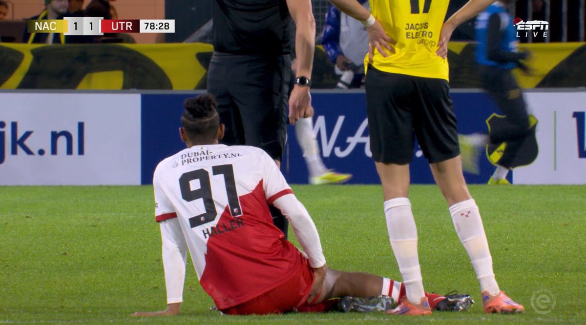 Selephanto's tweet photo. 🚨🚨 Sébastien Haller sort sur blessure à une semaine de la CAN ! 🇨🇮😳

Le champion d’Afrique a ressenti une douleur à l’arrière de la cuisse. 🤕 https://t.co/j81TQ6ZzIE