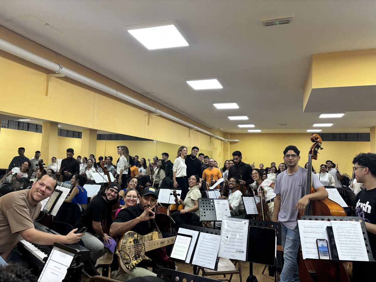 cayetanaAT's tweet image. En el ensayo de «Volver a casa».

De la maravillosa Orquesta Sinfónica Carlos Cruz Diez.
Dirigida por Manuel Jurado.
Y con el gran Carlos Baute.

Mañana en el Capitol.