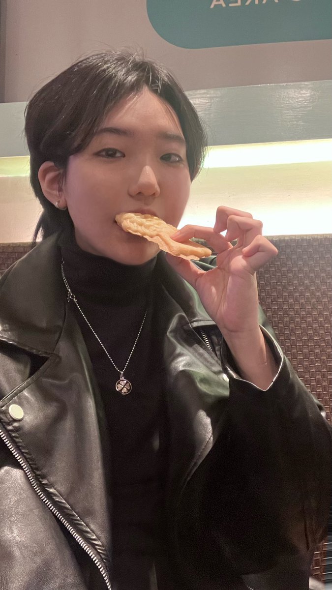 xXam06's tweet photo. 평소 표정
                                 언니 볼 때 표정 https://t.co/sf04eQmWrl