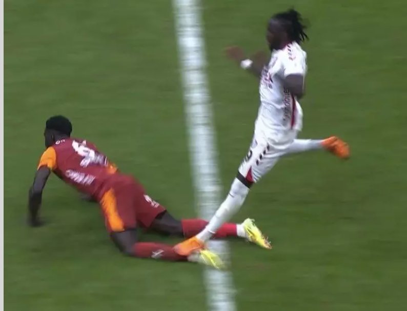 Kırmızı // Kırmızı değil

Fenerbahçe ve Trabzonspor’u kollamaya devam edin. Adaletiniz batsın. <a href="/TFF_Org/">TFF</a>