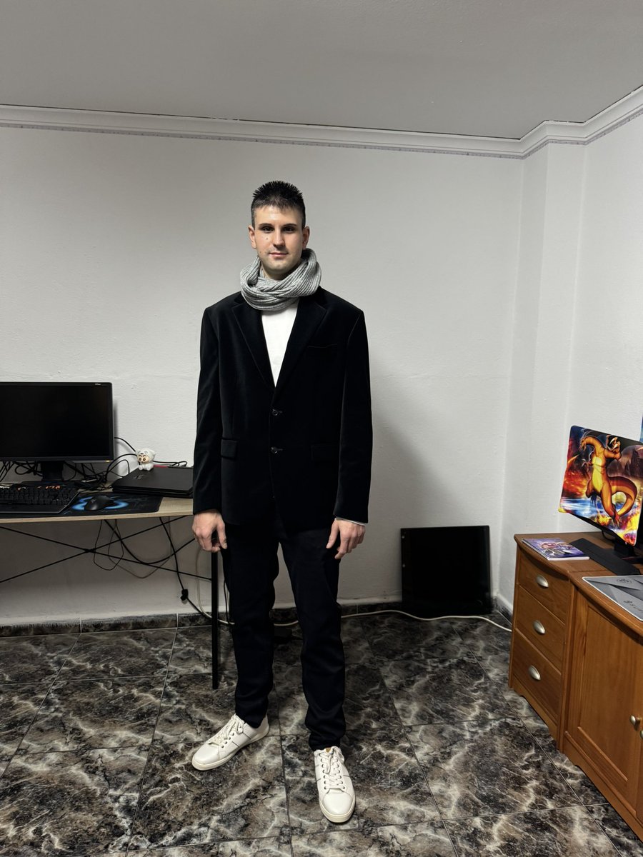 De ayer antes de ir a la comida de empresa estrenando nuevo outfit ☺️🎩🤵🙌

#new #outfit #special #company #lunch #day #welcome #merry #christmas