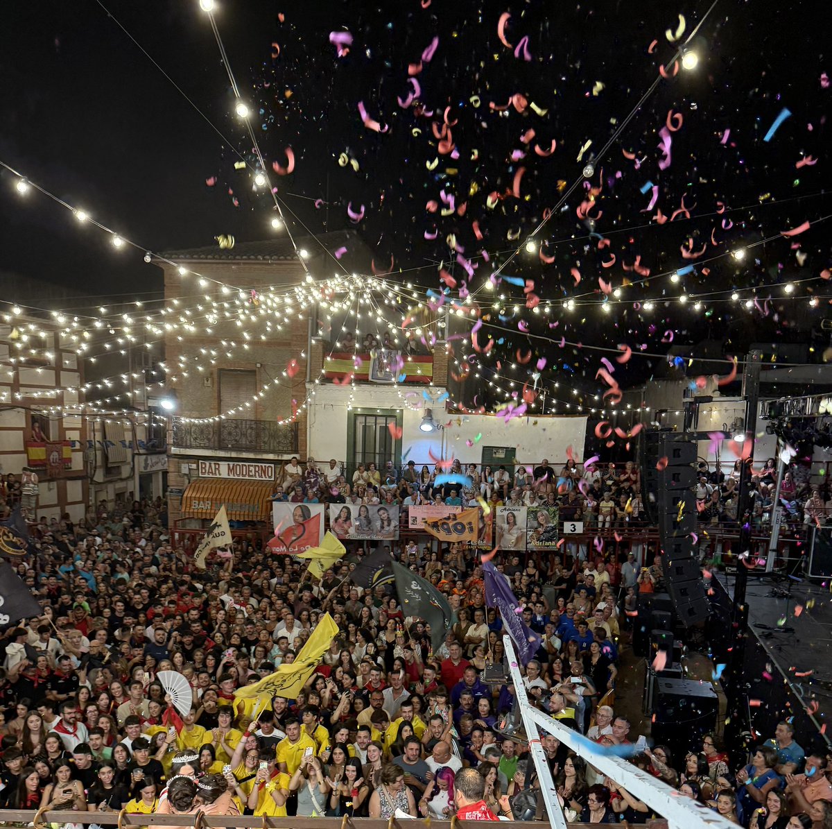 En noches como ésta, fría y aburrida, recupero una imagen diametralmente opuesta: la del pregón. 
Calor. Alegría. Jolgorio. 

Será sugestión mía, o los buenos recuerdos…, pero esbozo una sonrisa 😁.