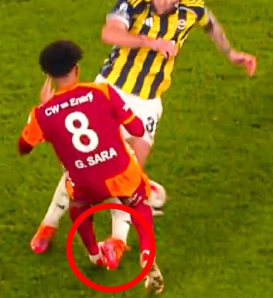 galahabernet's tweet photo. El Bilal Touré’nin müdahalesi kırmızı kartlıksa, bu müdahale ne oluyor peki? Karton kabadayının prensi Yasin Kol’a göre sarı kart bile değildi. https://t.co/5x4g3NszCg