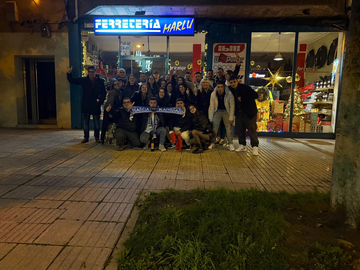 EB2005HINCHAS's tweet photo. Cena de Navidad 2025 🎄
Agradecer a @restaurante_elancla por dejarnos organizar la cena en su establecimiento
Y agradecer también a @bar_el_toralin._ponferrada @covirancuatrovientos2020 @trazos3000 @publinoreventos y a Ferretería Marlu
Noche espectacular
#EB05 #Familia https://t.co/XK814L7dr8
