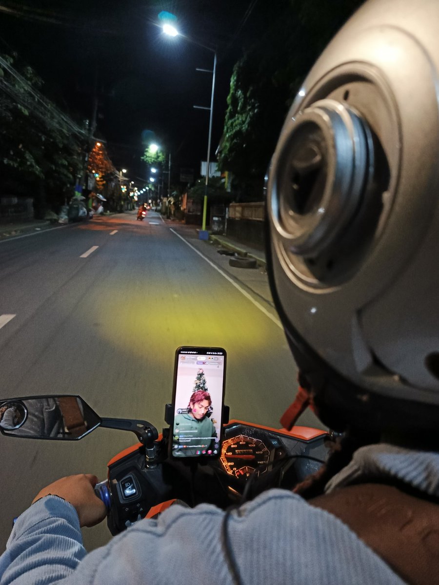 Queenestrella12's tweet photo. feeling ko joewah mo @gianbernardino_ yung na book kong angkas rider 🤣 #CupOfJoe https://t.co/XjIhCphJSf