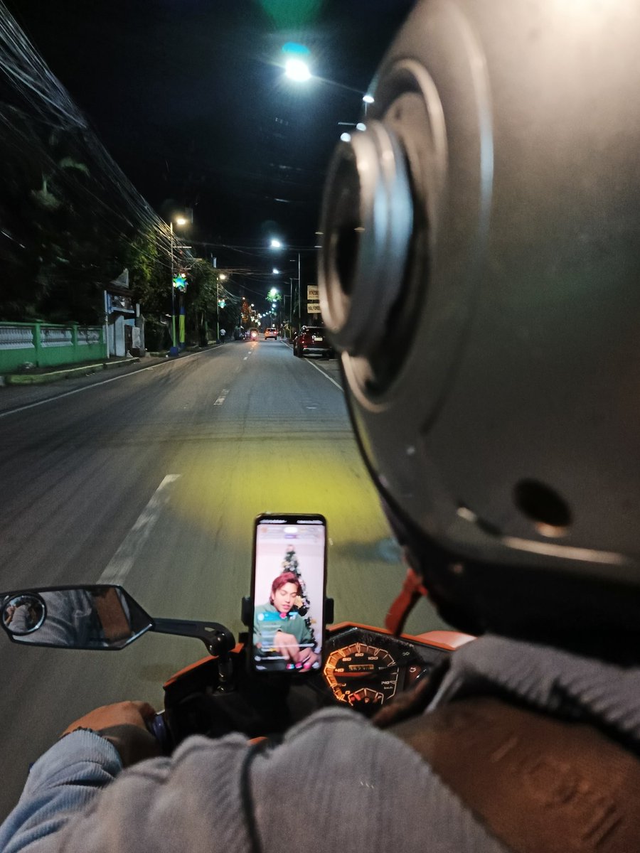Queenestrella12's tweet photo. feeling ko joewah mo @gianbernardino_ yung na book kong angkas rider 🤣 #CupOfJoe https://t.co/XjIhCphJSf