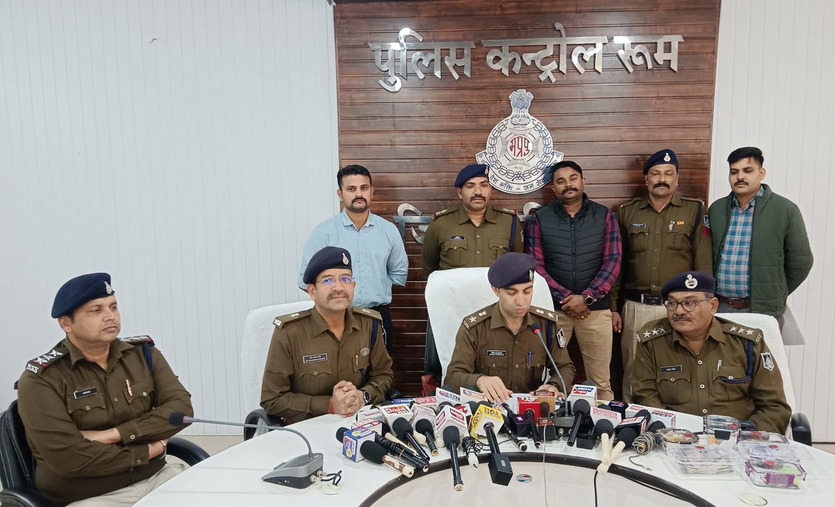 mohdept's tweet photo. SP विदिशा के निर्देशानुसार थाना कोतवाली पुलिस ने सूने घर में हुई चोरी का खुलासा कर 2 आरोपियों को गिरफ्तार किया।
लगभग 12 तोला सोना, ₹50,000 नकद व सेंट्रो कार सहित कुल ₹20 लाख का मशरूका बरामद किया गया। 172 सीसीटीवी फुटेज व तकनीकी विश्लेषण के आधार पर कार्रवाई की गई।
#VidishaMP https://t.co/juUKufnsl0