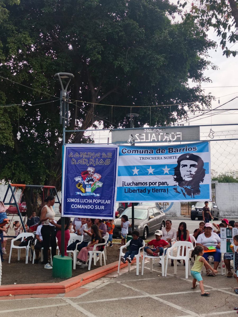 PedritoExtranja's tweet image. Olla popular, trajimos juguetes, canastas navideñas, hay bingo comunitario hasta la noche, estamos en El Cisne 2, luego vamos a Fortaleza, Trinitaria y El Guasmo.
No paramos, la revolución es el camino, nosotros, los caminantes.
¡Pronto se va esta élite podrida!