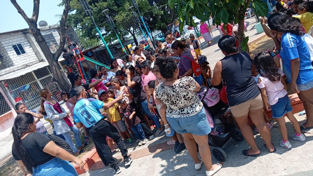 PedritoExtranja's tweet image. Olla popular, trajimos juguetes, canastas navideñas, hay bingo comunitario hasta la noche, estamos en El Cisne 2, luego vamos a Fortaleza, Trinitaria y El Guasmo.
No paramos, la revolución es el camino, nosotros, los caminantes.
¡Pronto se va esta élite podrida!