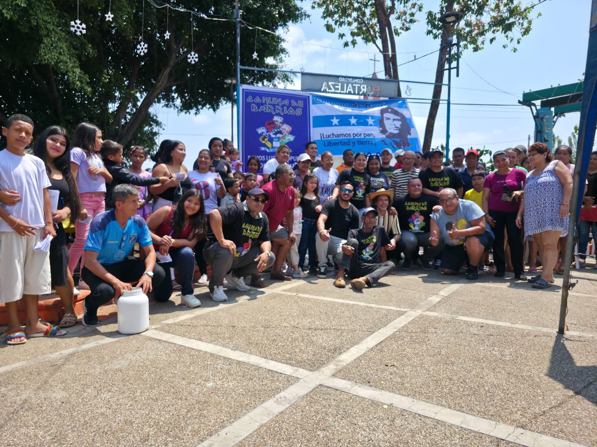 PedritoExtranja's tweet image. Olla popular, trajimos juguetes, canastas navideñas, hay bingo comunitario hasta la noche, estamos en El Cisne 2, luego vamos a Fortaleza, Trinitaria y El Guasmo.
No paramos, la revolución es el camino, nosotros, los caminantes.
¡Pronto se va esta élite podrida!