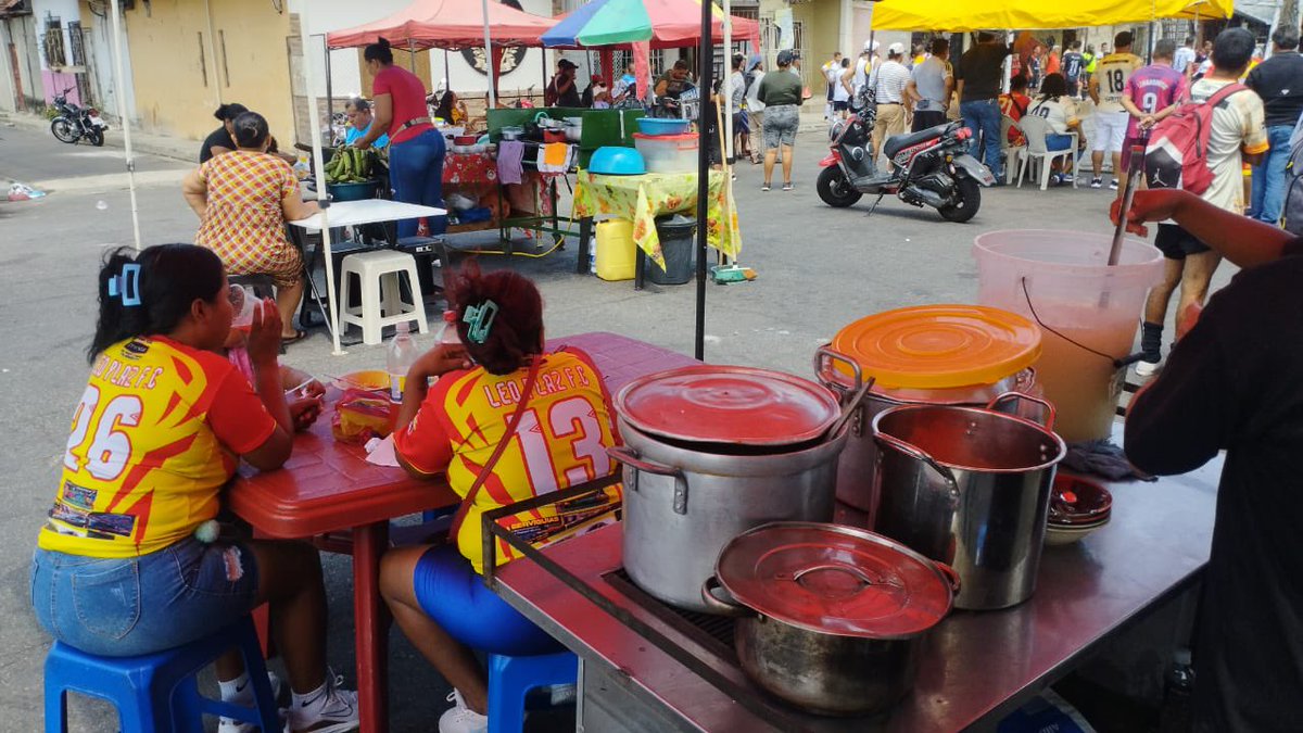 PedritoExtranja's tweet image. Olla popular, trajimos juguetes, canastas navideñas, hay bingo comunitario hasta la noche, estamos en El Cisne 2, luego vamos a Fortaleza, Trinitaria y El Guasmo.
No paramos, la revolución es el camino, nosotros, los caminantes.
¡Pronto se va esta élite podrida!