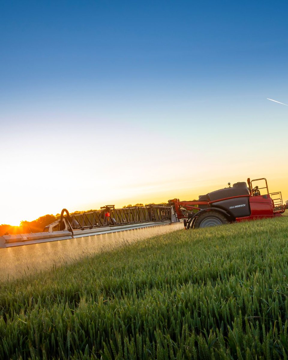 HORSCH_France's tweet photo. [💧PULVE - Parlons réglementation ] deux objectifs en #pulverisation
1️⃣ Assurer l’efficacité de produits moins nbreux et complexes d'application
2️⃣ Respecter réglementation, notamment limitation de la #dérive
↪️ rampe #horschleeb avec buses homologuées ZNT tous les 25 cm https://t.co/XxdGHHEBP5