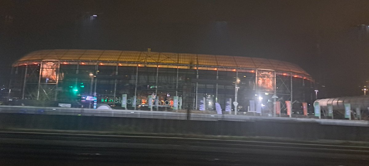 Volledig terecht natuurlijk (al is het voor mij de eerste keer) dat de intercity naar Dordrecht stop bij station <a href="/DeKuip/">Stadion Feijenoord</a>.