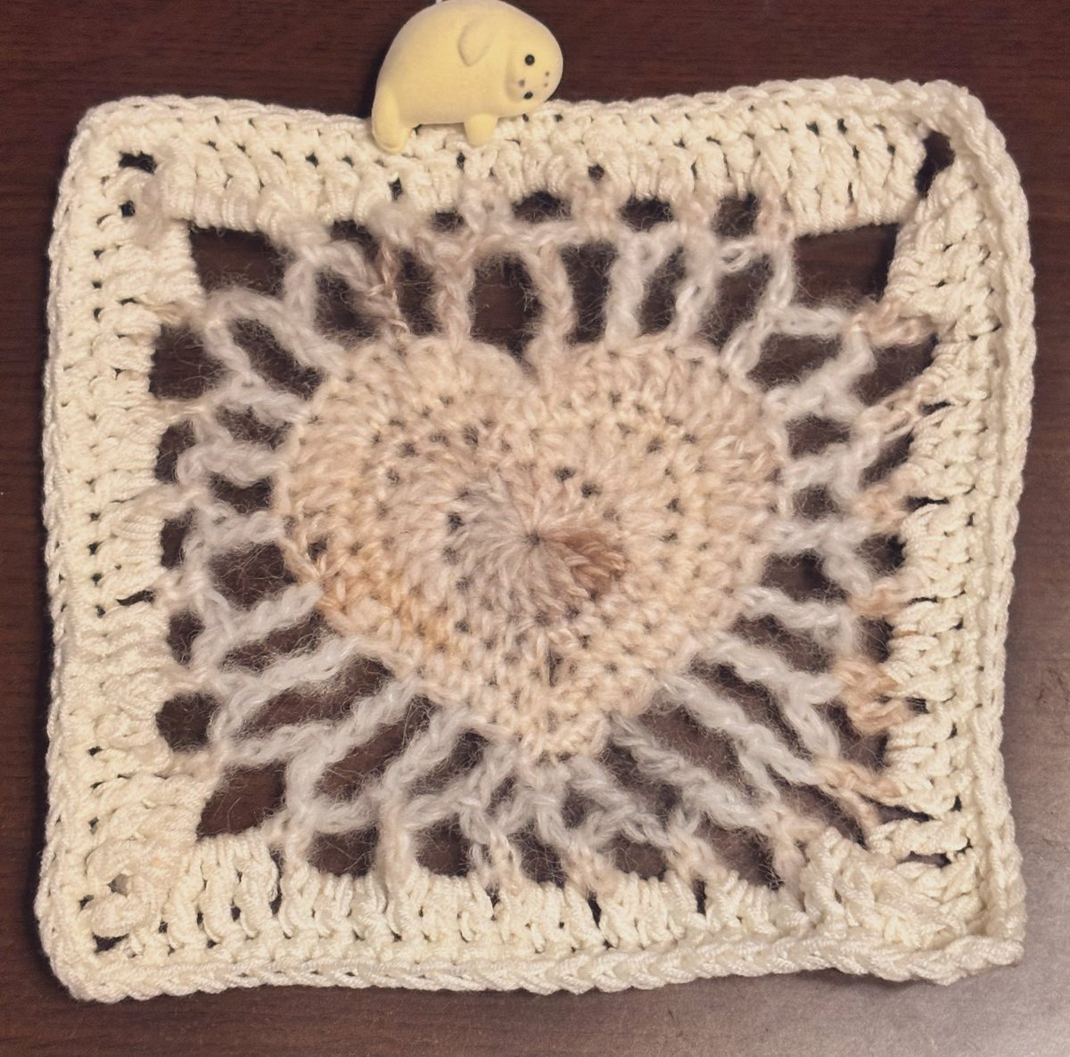 #かぎ針編みアドベント2025 
Day⑭ うきうき 🤍🎶

ハートかわいすぎるけど最後の角の長さ合わなくてちょっと難しい