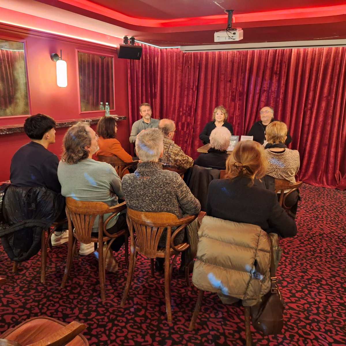 AmicsdeLaRambla's tweet photo. Tanquem la quarta edició de La Rambla Vila del Llibre amb la presentació de "Silenciades" de la veïna de La Rambla Tona Pous. Al Little Tonino Piano Club @Viladelllibre @Bcn_CiutatVella https://t.co/MfKHLXZVEW