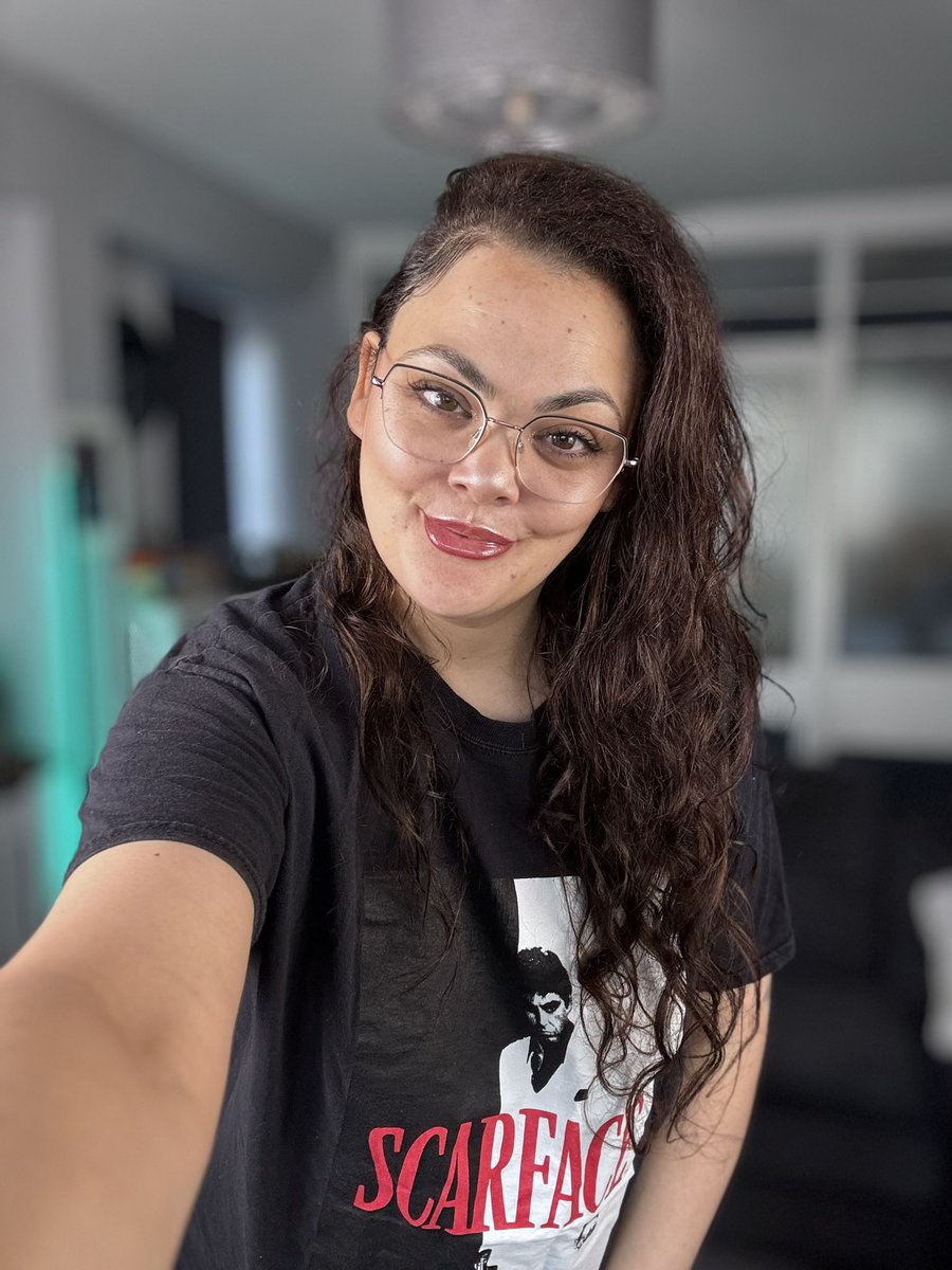 KatyMooreFun's tweet photo. Glasses on or off? https://t.co/0DigR7K1AR