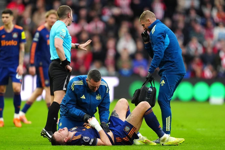 PurelyFootball's tweet photo. 🚨🚑 Dan Burn was taken to hospital in an ambulance with a rib injury suffered in the Wear-Tyne derby.

[@SkySports_Keith] https://t.co/8LhERkXwJa