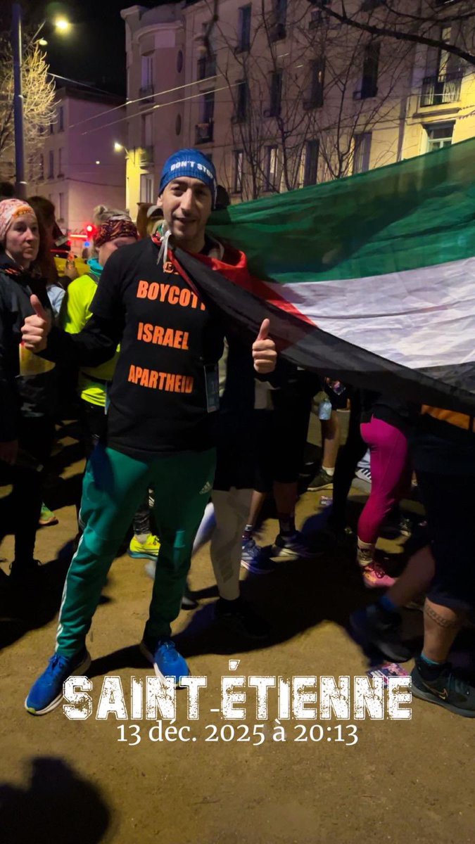 Bravo à notre camarade Lazhar qui a porté les couleurs de la Palestine à la Sainté City run samedi 13.12.2025
Arrivé 2ème de sa catégorie, il vise la 1ère place pour l’an prochain afin de pouvoir arborer le drapeau 🇵🇸 lors de la remise des récompenses ✊🏽