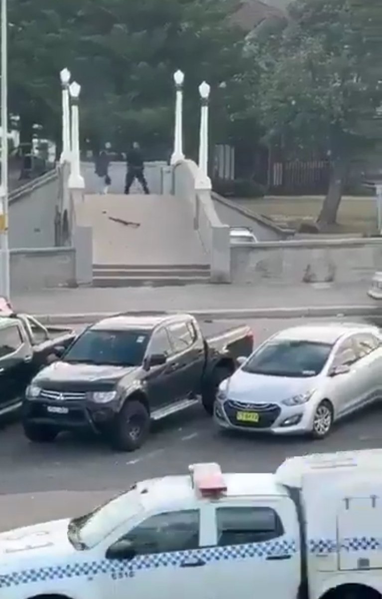 AllOverTheMapYT's tweet photo. @ianmiles Here the police are literally passing by at 21 seconds into this..wtf? https://t.co/NRHrUvqaWr