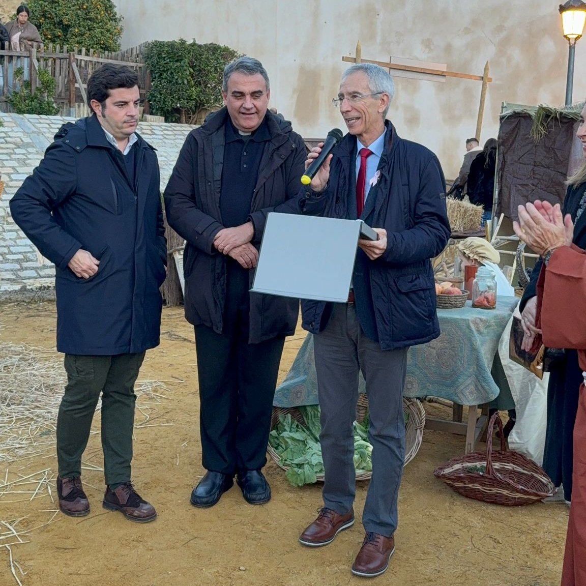 CiudadUtrera's tweet photo. Fin de semana Navideño:
Casita de Papá Noel, Belén Viviente, Exaltación de la Navidad, encuentro con Carmen Mola, Zambomba Rociera, proclamación de los Reyes Magos, Tentadero Solidario y más cultura e ilusión en nuestras calles.
#NavidadEnUtrera #UtreraEresTu https://t.co/8JdDPBYHgt