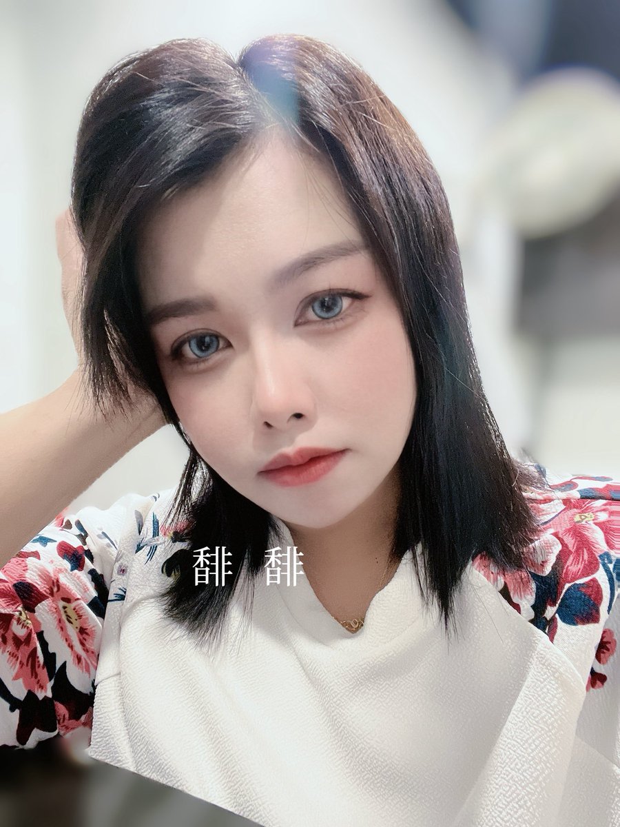 一個月月休六天我目前只排三天，店長說都不用休息的嗎？我說休息也不知道要幹嘛！！休息要花錢欸，然後外面又很冷🥹，我們酒吧根本就是酒店🫠🫠，客人已打槍四組小姐
我：這是最後一組囉！
客人：妳怎麼沒有下去坐，不然我就點妳了
#酒吧 #新竹 #喝酒找我 #新竹叫男傳傳播找我