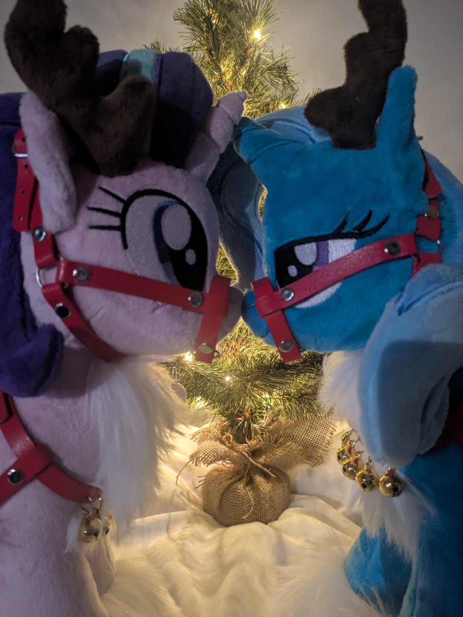 MelodisDE's tweet photo. More smooches ❤️ and deers 💞.
Just in time for the 3rd advent.

Have a cozy afternoon such as these 2 cuties have !^~^

Both are for sale, details below :)

#plushie #mlp #mlpg4 #mlpfim #mylittlepony #brony #mlpart https://t.co/2KmuSraSyC